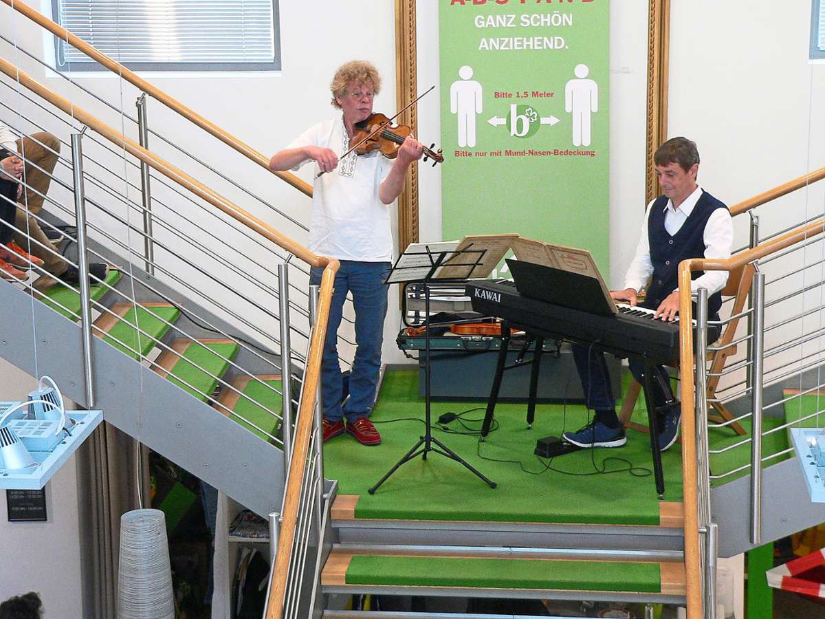 Im Modehaus Bertsch waren der Geiger Gerd-Uwe Klein und Tobias Schabenberger am Klavier zu hören.Fotos (2): Krokauer