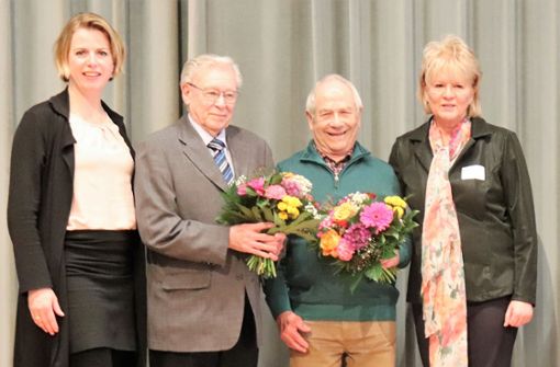 Für 70 Jahre Mitgliedschaft ehrten Maren Diebel-Ebers (links) und Dorothee Diehm (rechts) Paul Wacker (Zweiter von links) und Werner Burger. Foto: Hering