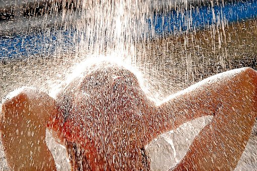 Unter der Dusche sind Legionellen besonders gefährlich: Hier können sie mit dem Wasserdampf eingeatmet werden.  Foto: Boxler