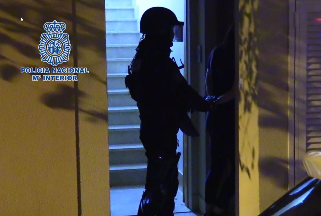 Schwer bewaffnete Polizisten durchsuchten insgesamt 18 Objekte auf Mallorca und dem spanischen Festland.