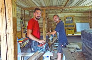 In der Stollensauna sind die Schreiner Benjamin David (links) und Christian Ohnmeiß bei der Arbeit. Hier wurde das Holz komplett erneuert, wobei das „neue“ Holz bereits ein Vorleben hatte in alten Häusern. Foto: Strohmeier