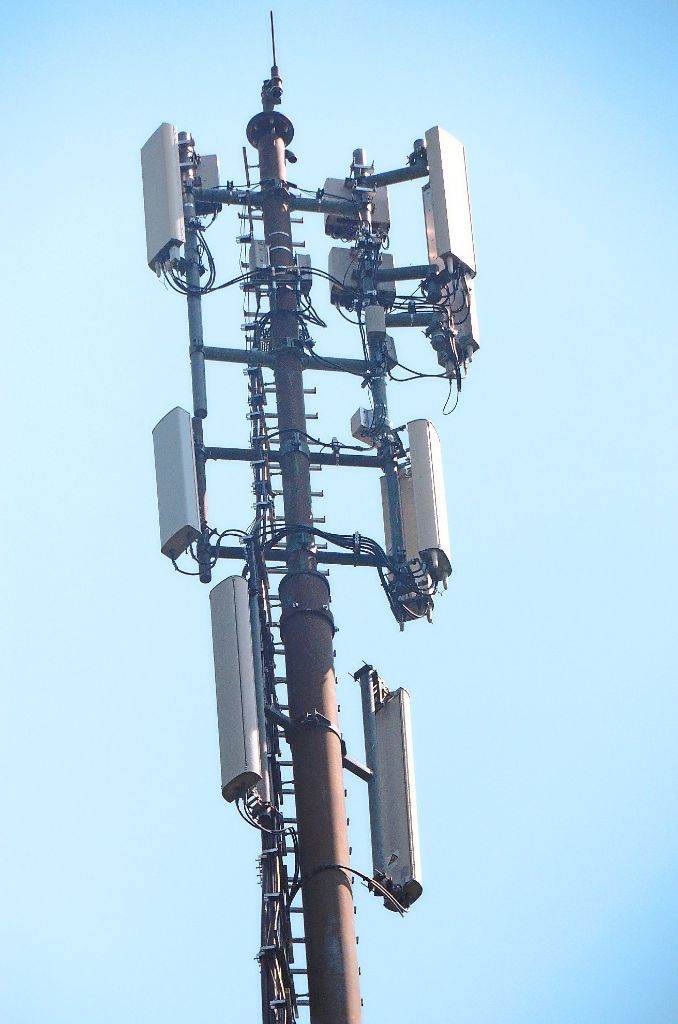 Zu den bestehenden Antennen auf dem Kniebiser Mast kommen zwei weitere hinzu.   Foto: Schwark