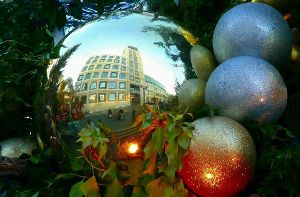 Spieglein, Spieglein an dem Baum - welche Weihnachtskugel zeigt Stuttgarts schönste Stadtansicht?  Foto: Leserfotografin chrisho