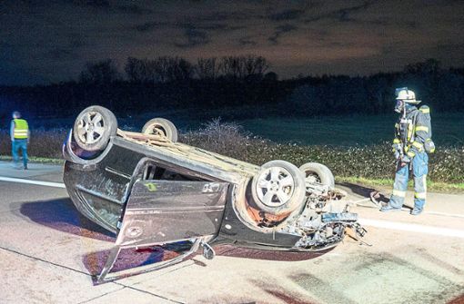 Nach einem spektakulären Unfall kam ein Auto auf der A 5 bei Appenweier auf dem Dach zum Liegen. Foto: Dürr/Einsatz-Report 24