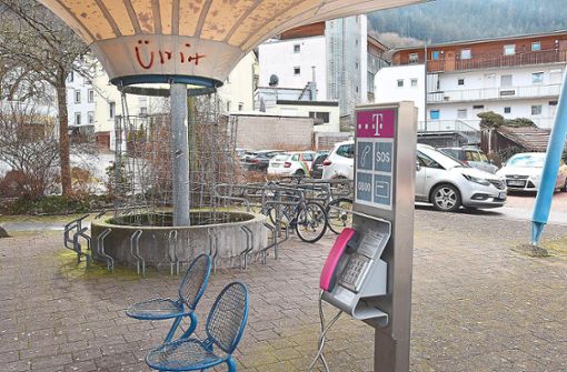 Eines der beiden öffentlichen Telefone, das abgebaut werden soll – hier am Busbahnhof in Schramberg-Tal. Foto: Wegner
