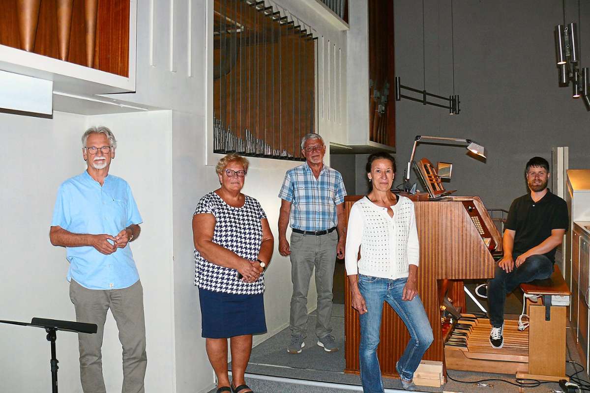 Sie haben sich noch einmal um die alte Orgel gestellt, bevor sie abgebaut wird (von links): Hans-Josef Baum, Pliska Koch, Karl Maier, Rita Koch und Alexander Rohm. Foto: Hauser