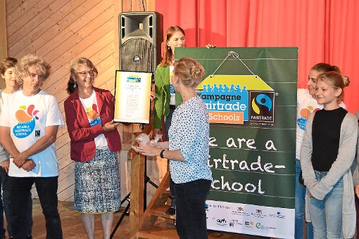 Übergabe des Zertifikats beim Fest  zum 30-Jährigen: Die Balinger Waldorfschule ist ab sofort eine Fairtrade-Schule. Fotos: Fiedler Foto: Schwarzwälder-Bote