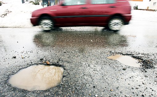 Nach jedem Winter müssen Straßen reparier werden. Foto: Seeger Foto: Schwarzwälder-Bote