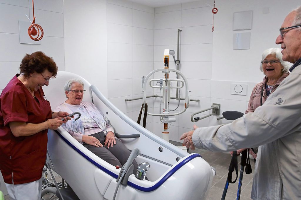 Besucher testeten  das Pflegebad, mit dem schwerstkranke Menschen palliativ versorgt werden.