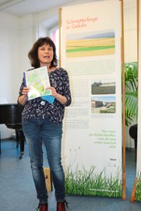 Beatrix Lamprecht, Sprecherin der BUND-Ortsgruppe, hat die Broschüre Pestizidfreie Kommune dabei.  Foto: Weber Foto: Schwarzwälder Bote