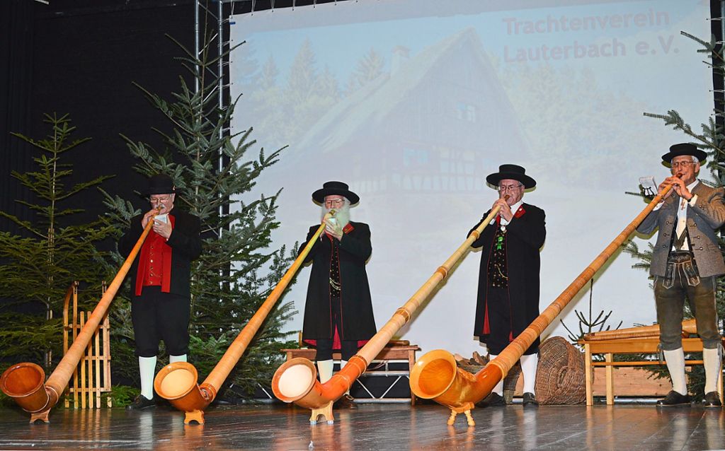 Das Alphornquartett Echo vom Mühlstein bringt Schweizer Atmosphäre auf die Bühne.