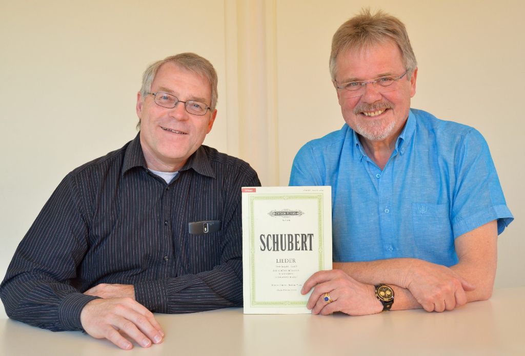 Karlheinz Heiss und Volker Kracht –  Vorsitzende  der Hoffmann-Gesellschaft – freuen sich auf den 12. Mai. Foto: Morlok Foto: Schwarzwälder-Bote