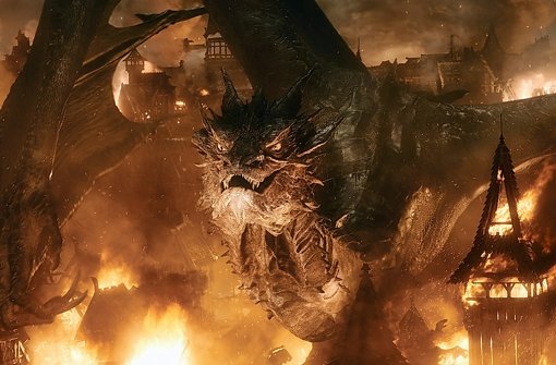 Während der Drache Smaug die Seestadt Esgaroth verwüstet, bedrohen längst weit zerstörerischere Kräfte Mittelerde in „Der Hobbit 3 – Die Schlacht der fünf Heere“ Foto: Warner Bros.