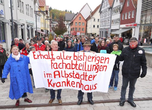 Vom Kurt-Georg-Kiesinger-Platz bis zum Rathaus reichte der Zug der Demonstranten.  Foto: Eyrich
