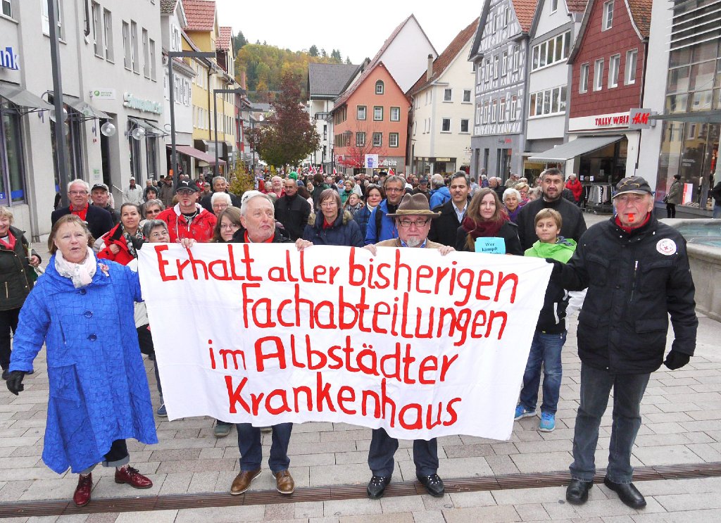 Vom Kurt-Georg-Kiesinger-Platz bis zum Rathaus reichte der Zug der Demonstranten.  Foto: Eyrich