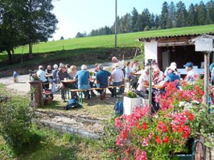 Bei gutem Wetter findet sich die Wandergruppe am Leimgrubenhof ein. Foto: Tourist-Information Foto: Schwarzwälder Bote