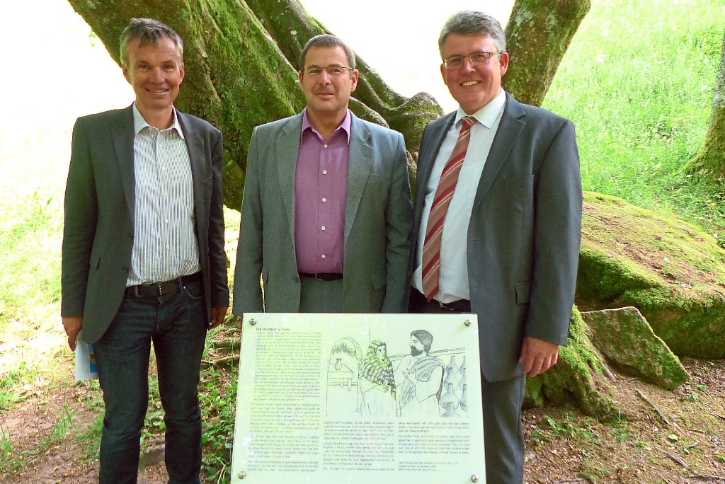 Die Tafel der Kirchengemeinde Wildbad/Sprollenhaus zeigt die Hochzeit zu Kana, dahinter Bernhard Mosbacher,   Gottfried Löffler und Joachim Botzenhardt (von links). Foto: Bechtle Foto: Schwarzwälder-Bote