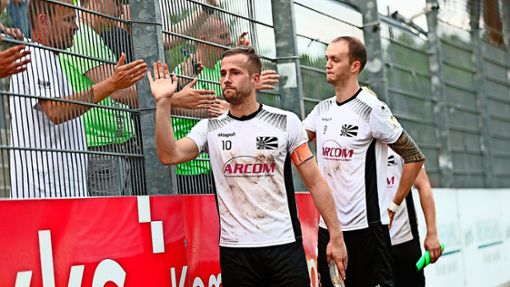 6. Juni 2018: Benedikt Haibt (links) und Tobias Weißhaar bedanken sich nach der verlorenen Regionalliga-Relegation in Pirmasens bei den mitgereisten Fans. Nun ziehen sie noch einmal das 08-Trikot an. Foto: Eibner