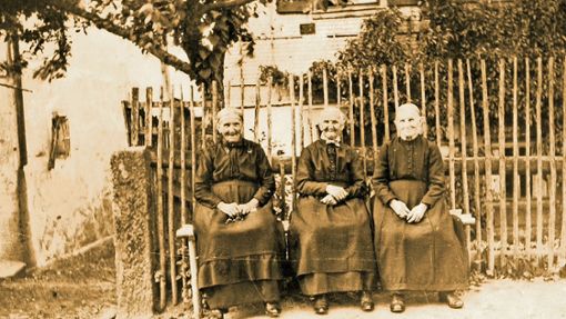 Das Titelbild zeigt drei Frauen im Oberdorf. Foto: Max Faisst