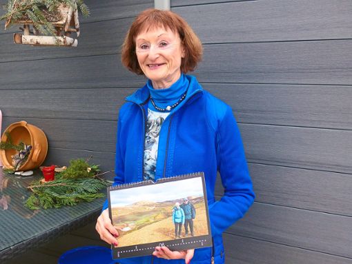 Seit 50 Jahren Trainerin: Karin Boll mit einem Fotokalender ihres Enkels in der Hand, den sie vergangenes Jahr nach Island begleitet hat. Foto: Renner Foto: Schwarzwälder Bote