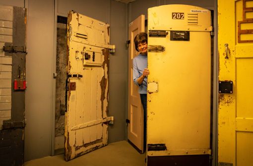 Birgit Kipfer zeigt die Sammlung von  Zellentüren aus DDR-Haftanstalten. Foto:  