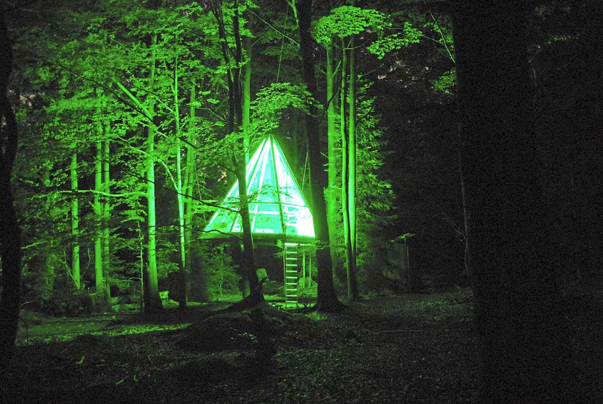 Ein eindrucksvolles Bild: das beleuchtete Baumhaus in der Nacht. Foto: Weissenmayer