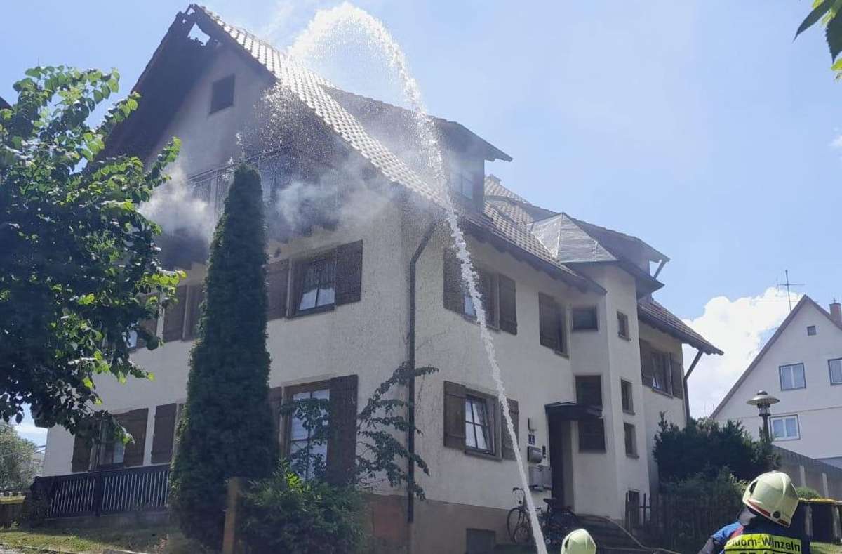 Der Balkon eines Wohnhauses in Fluorn-Winzeln stand in Flammen.