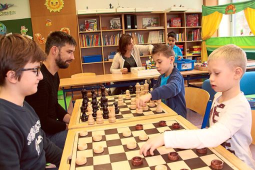 Schachspielen mit Papa – beim Tag der offenen Steppachschule erleben Klein und Groß die Vielfalt des Lernens. Foto: Heinig Foto: Schwarzwälder Bote