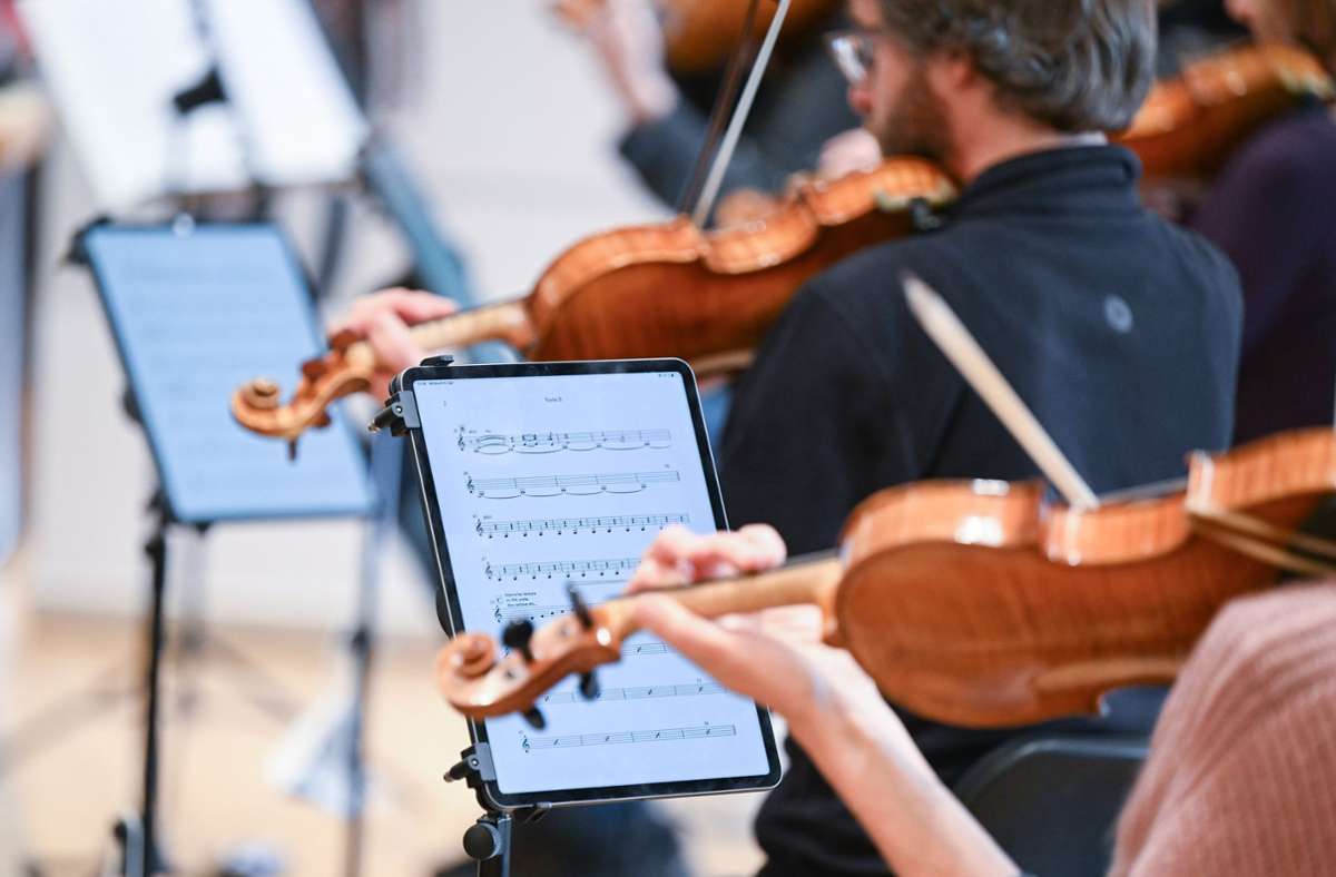 Das Stuttgarter Kammerorchester ist mit Tablets ausgestattet – und das ist gut so. Foto: dpa/Bernd Weißbrod