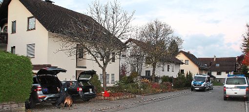 Ein Haus in der Dauchinger Kniebisstraße sowie zwei Fahrzeuge wurden im Rahmen einer größer angelegten Razzia von der Polizei durchsucht. Dabei kam auch ein Spürhund zum Einsatz. Foto: Preuß