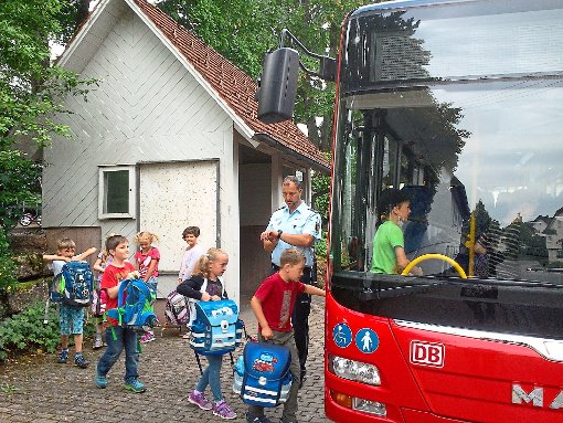 Dass es beim Einsteigen in den Bus ohne drängeln schneller geht, haben die Kinder gelernt.  Foto: Polizei Foto: Schwarzwälder-Bote