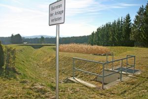 Das bestehende Rückhaltebecken hinter der Firma Heinrich im Gewerbegebiet Riesenburg wird bei Bedarf erweitert.   Foto: Preuß Foto: Schwarzwälder-Bote