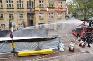 Feuerwehr hilft gerne aus: Wie kommt der Seifenschaum vom Rathausplatz weg?