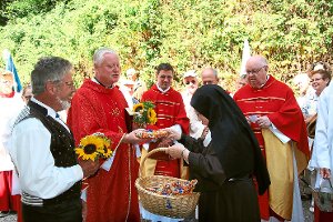 Schwester Redempta überreicht  Pfarrer Benno Gerstner ein  Geschenk nach der Jakobus- Wallfahrt  am 26. Juli und gratuliert  ihm zu seinem 57. Geburtstag. Foto: Bea Foto: Schwarzwälder-Bote