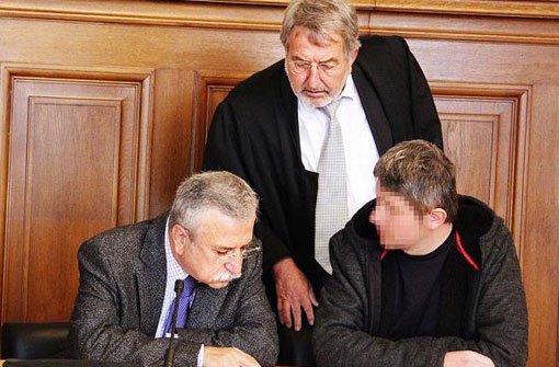Der Sportschütze (rechts) wird wegen Mordes zu zwölf Jahren Gefängnis verurteilt. Vor der Urteilsverkündung spricht er mit dem Dolmetscher und seinem Anwalt.  Foto: Schulz