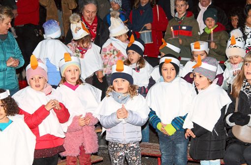 Kita-Kinder der Altensteiger Karlstraße hatten sich als Gänse verkleidet, schnattern beim Erscheinen von Martin um die Wette und sangen Laternenlieder Foto: Köncke