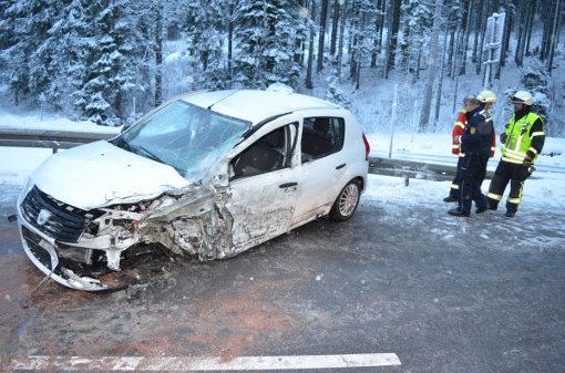 Am Donnerstagmorgen ist bei einem Unfall auf der B 500  zwischen Lenzkirch und Schluchsee (Kreis Breisgau-Hochschwarzwald) ein Autofahrer verletzt worden. Der Mann prallte mit seinem Wagen gegen einen Lkw. Foto: kamera24.tv
