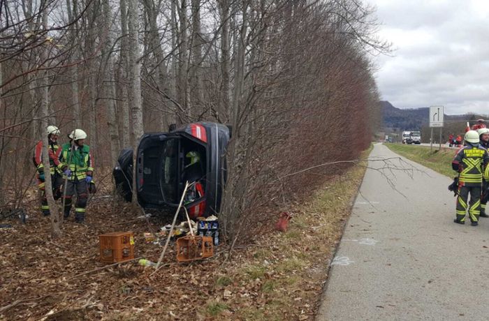 Auto prallt gegen Baum: Fahrer stirbt nach schwerem Unfall auf B 32 bei Hechingen