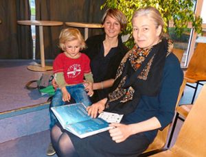 Leander und seine Mama waren die einzigen Besucher der Lesung von Gerda Raidt aus ihrem Buch Müll – Alles über die lästigste Sache der Welt. Foto: Bechtle Foto: Schwarzwälder Bote