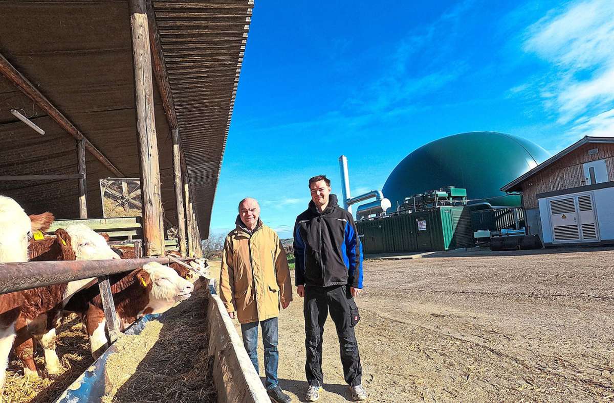 Vater und Sohn sind sich einig: Die Biogasanlage auf ihrem Hof in Ottenheim war die richtige Entscheidung. Foto: Goltz