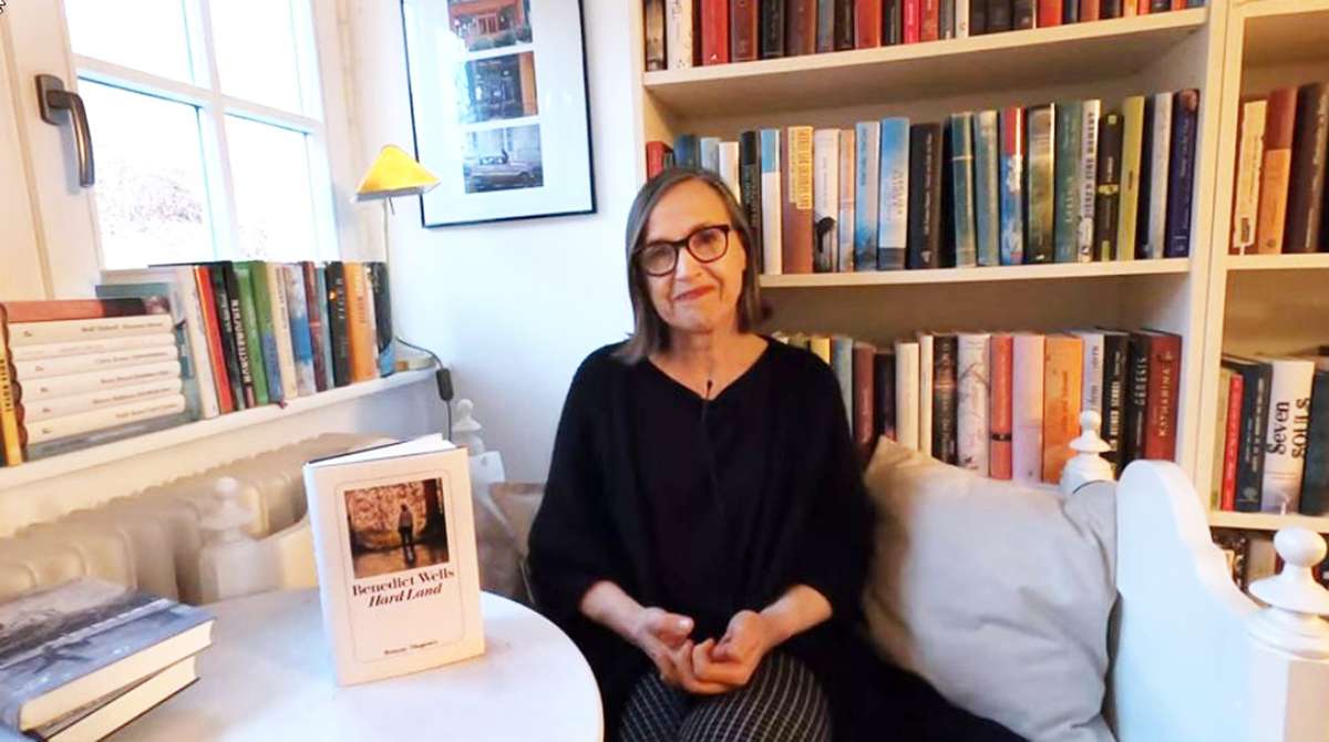 Vor einem der kleineren Bücherregale in ihrem Haus steht das aktuelle Büchersofa von Ursula Baumgärtner. Foto: Screenshot