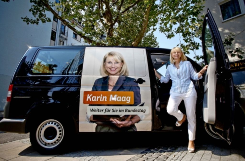 Karin Maag vor ihrem Tourbus: Mit ihm fährt sie im Wahlkampf von Termin zu Termin. Foto: Peter Petsch