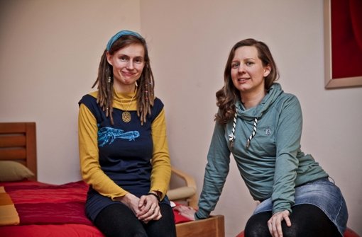 Die Stuttgarter Hebammen Ruth Hofmeister und Lena Ehlebracht bangen um ihre Existenz. Foto: Peter Petsch