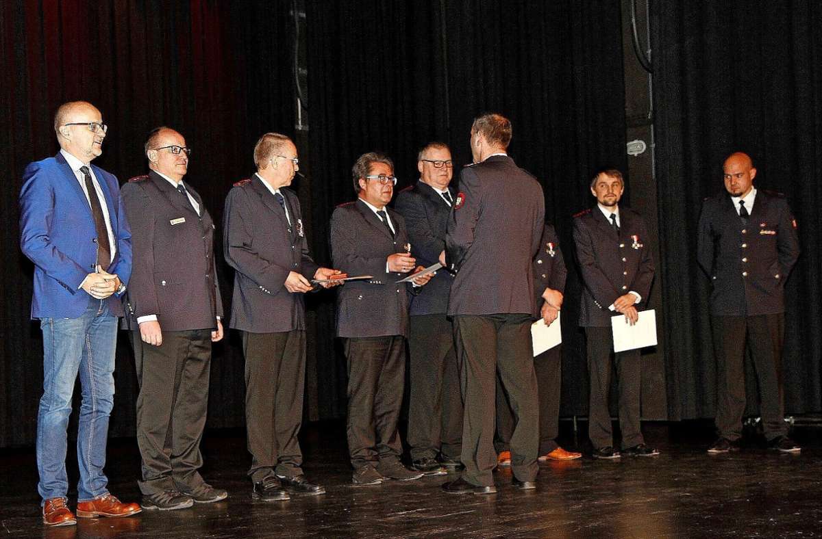 Langjährige Feuerwehrkameraden wurden mit einer Auszeichnung bedacht. Foto: Kraushaar