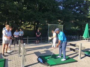 Interessierte des TV Ottenhausen testen den Golfsport an. Foto: TVO Foto: Schwarzwälder Bote