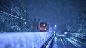 Viele Bahnen in Süddeutschland verspäten sich wegen Schneefalls, andere fallen aus. Foto: IMAGO/Action Pictures