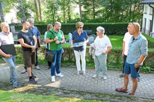 Ortsvorsteherin Ursula Mosbacher (Vierte von rechts) erläutert dem Ortschaftsrat Weigheim  die zukünftige Planungen hinsichtlich Bestattungsmöglichkeiten.  Foto: Bombardi Foto: Schwarzwälder Bote