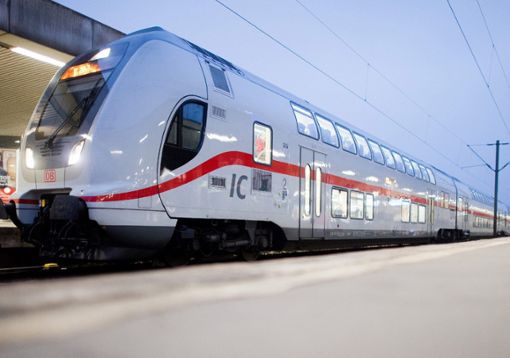 Die Verbindungen des Fernverkehrs auf der Gäubahn mit den IC2-Doppelstockzügen sind derzeit eingestellt. Foto: Stratenschulte/dpa