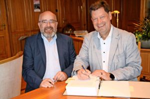 Stadtwerke-Geschäftsführer Peter Günther (links) und Oberbürgermeister Julian Osswald unterzeichneten den neuen Konzessionsvertrag. Foto: Stadtverwaltung/Rath