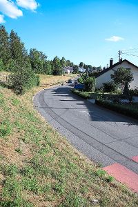Konflikt beigelegt: Die Schützenstraße darf auch weiterhin in beide Richtungen befahren werden – allerdings nur noch mit 20 Stundenkilometern.  Foto: Schwörer Foto: Schwarzwälder-Bote